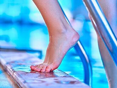 Im Pool kann es zu einer Infektion mit Zehennagelpilz kommen